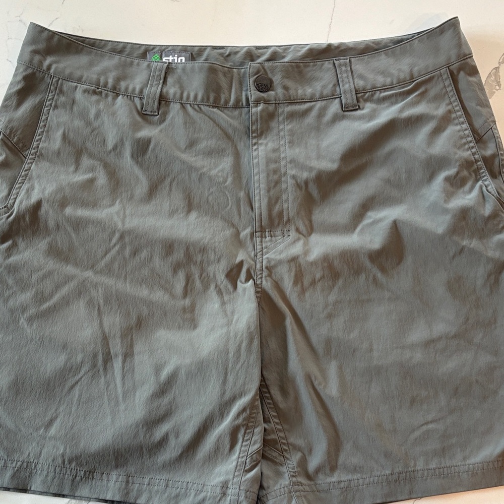 Stio Coburn Men's Flat Front Shorts 38.  8 inch